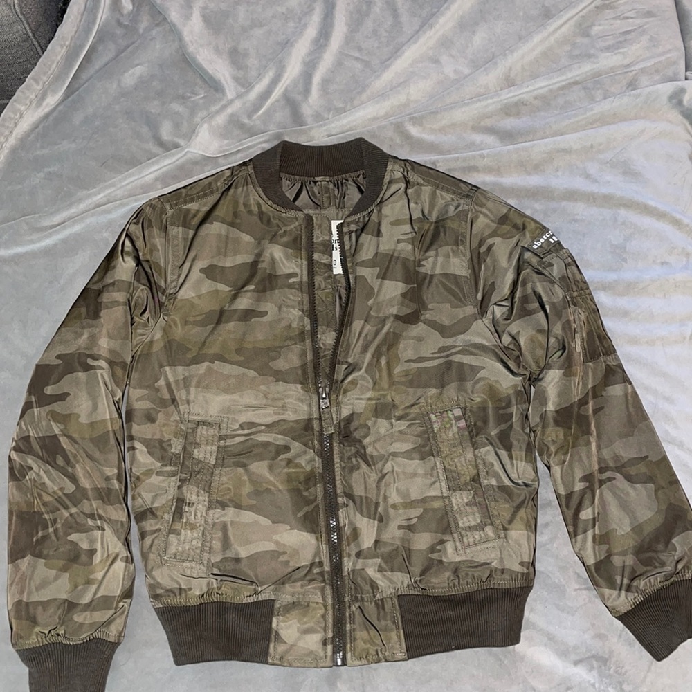 Abercrombie kids camo bomber jacket 9/10